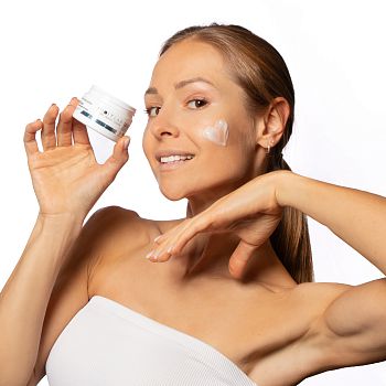 Фото Увлажняющий гиалурон аква-флюид с алоэ и гиалуроновой кислотой для сухой кожи, 50 мл 7